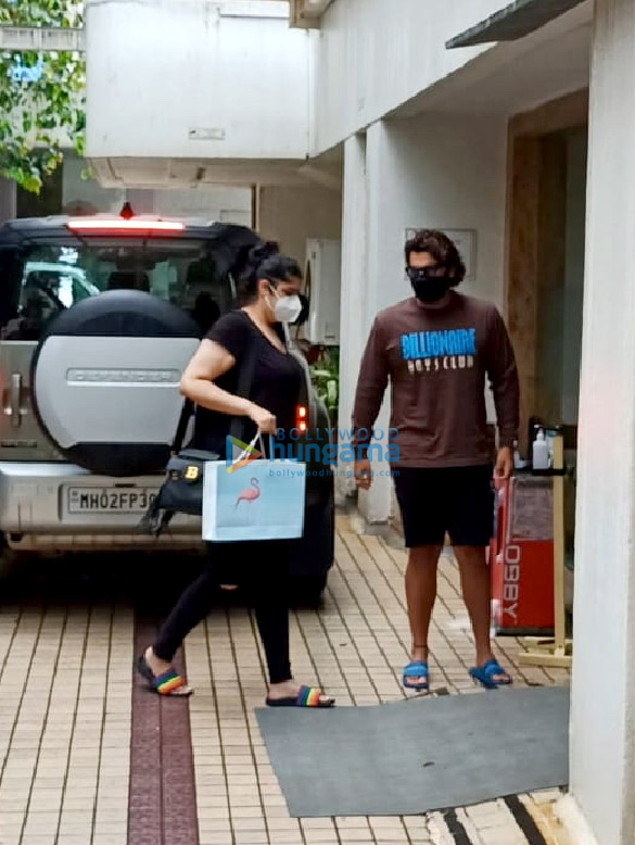 photos arjun kapoor snapped with his sister at hinduja hospital 1
