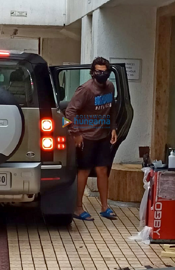 photos arjun kapoor snapped with his sister at hinduja hospital 2