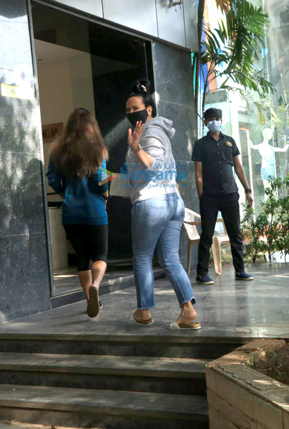 Photos: Ayesha Shroff snapped at a clinic in Bandra Photos: Ayesha Shroff snapped at a clinic in Bandra