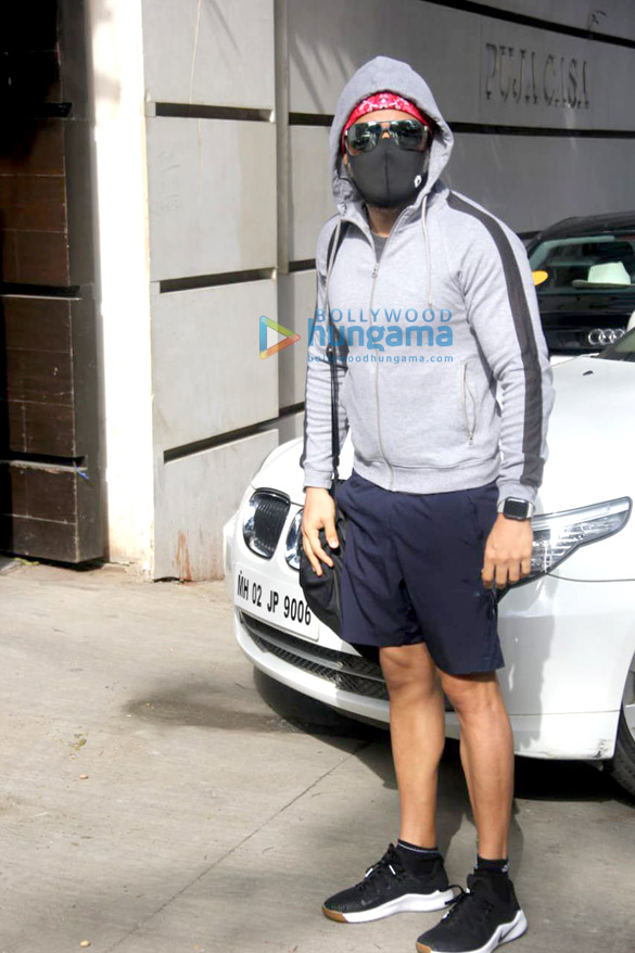Photos: Emraan Hashmi spotted at the gym in Bandra