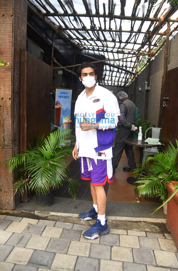 photos gurmeet choudhary and debina bonnerjee snapped at a coffee shop in juhu 3