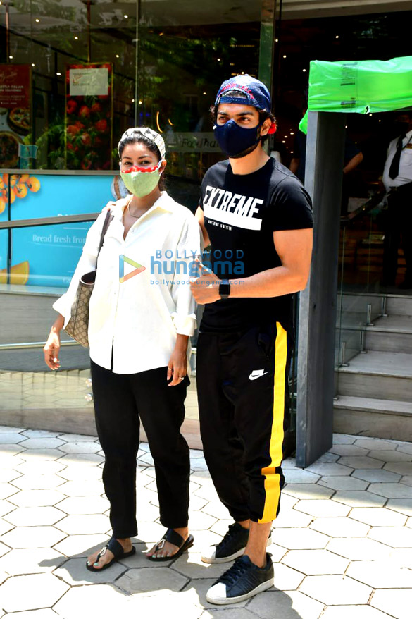 photos gurmeet choudhary and debina bonnerjee spotted at foodhall in santacruz 1