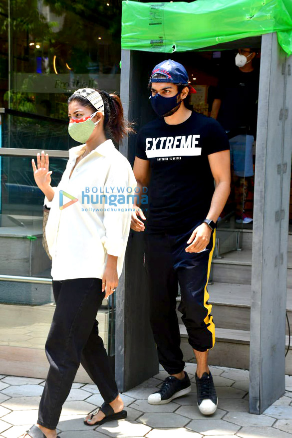 photos gurmeet choudhary and debina bonnerjee spotted at foodhall in santacruz 2