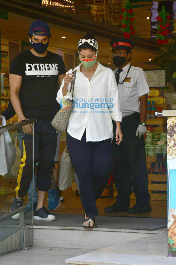 photos gurmeet choudhary and debina bonnerjee spotted at foodhall in santacruz 3