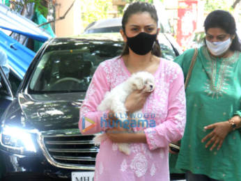 Photos: Hansika Motwani spotted outside a pet clinic in Khar