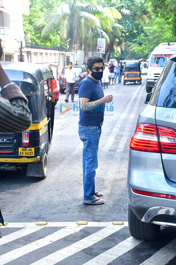 photos huma qureshi apurva agnihotri ashish chowdhry and others snapped at mandira bedis husband raj kaushals funeral in bandra 5