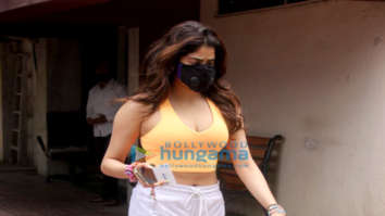 Photos: Janhvi Kapoor and Dhvani Bhanushali spotted at the gym