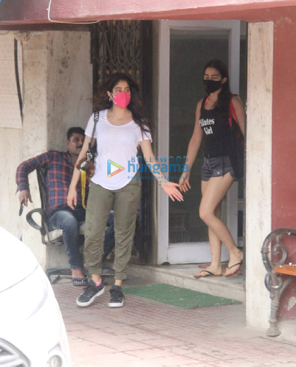 photos janhvi kapoor and sara ali khan snapped at a gym in santacruz 1