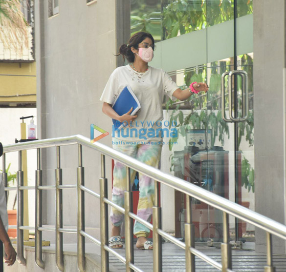 Photos: Janhvi Kapoor snapped at Hinduja hospital in Khar