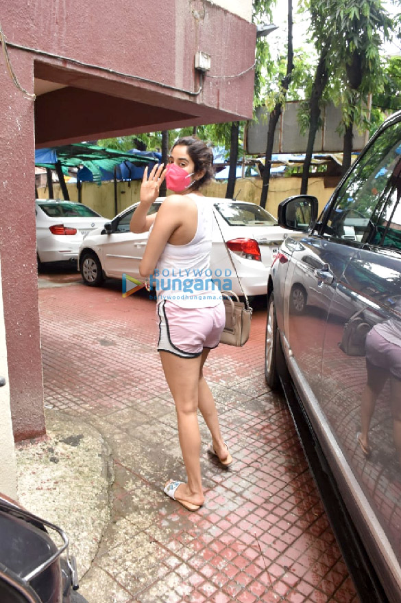 photos janhvi kapoor snapped at the gym in santacruz 2