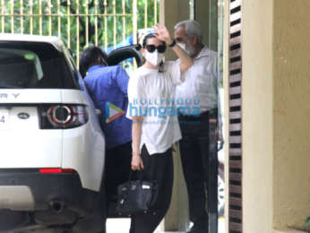 Photos: Karishma Kapoor spotted in Khar