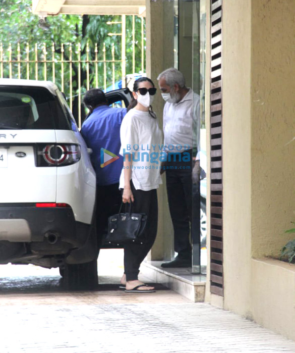photos karishma kapoor spotted in khar 3