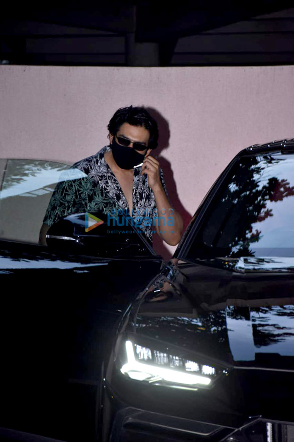photos kartik aaryan snapped at sanjay leela bhansalis office 1 2