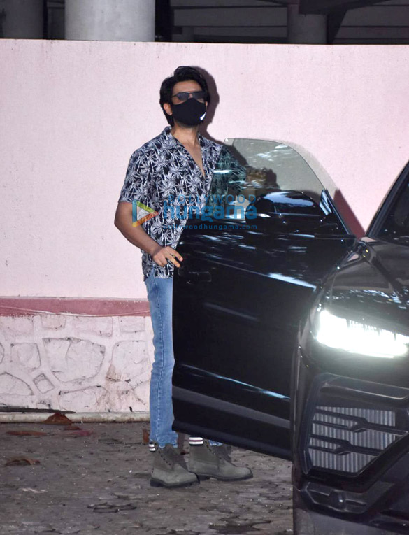 photos kartik aaryan snapped at sanjay leela bhansalis office 5
