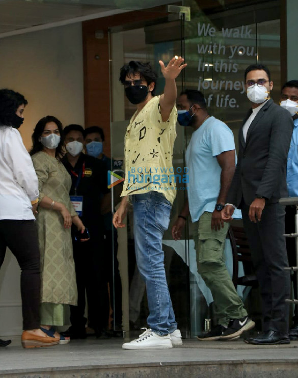 photos kartik aaryan spotted at hinduja hospital 6