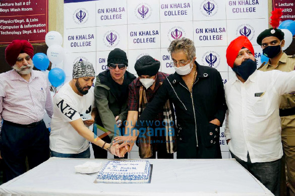 Photos: Mika Singh, Shakti Kapoor and others overlook vaccination of 2000 people Photos: Mika Singh, Shakti Kapoor and others overlook vaccination of 2000 people