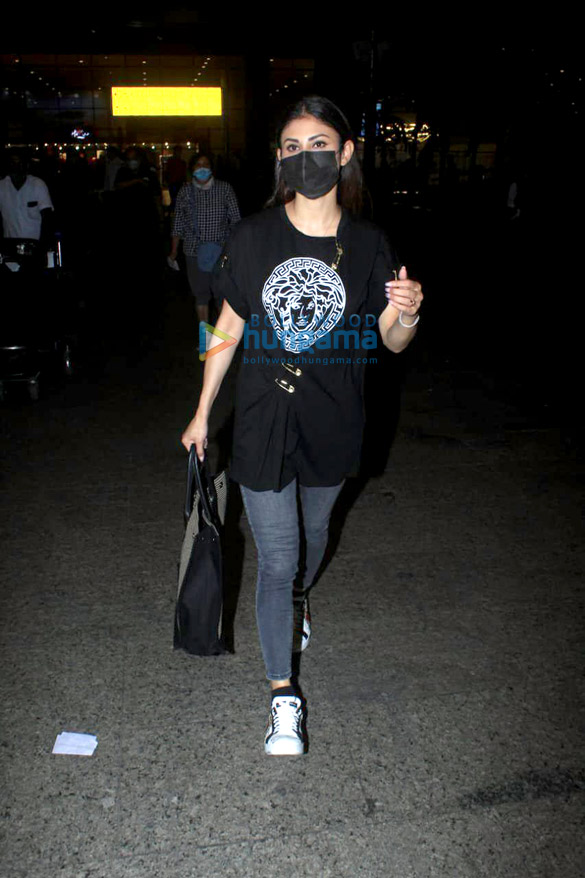 Photos: Mouni Roy snapped at the airport Photos: Mouni Roy snapped at the airport