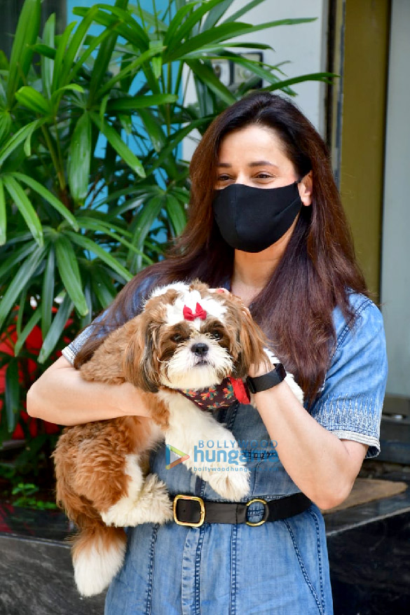 photos neelam kothari spotted at a pet store 1