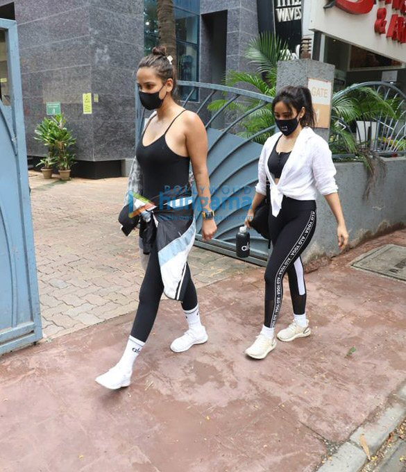 photos neha sharma and aisha sharma spotted in bandra 3 5