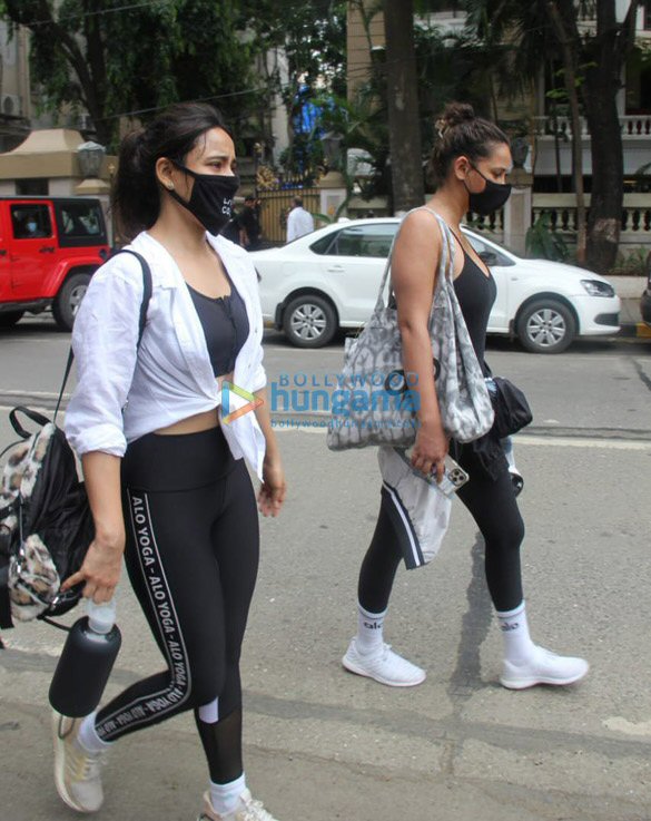 photos neha sharma and aisha sharma spotted in bandra 5 2