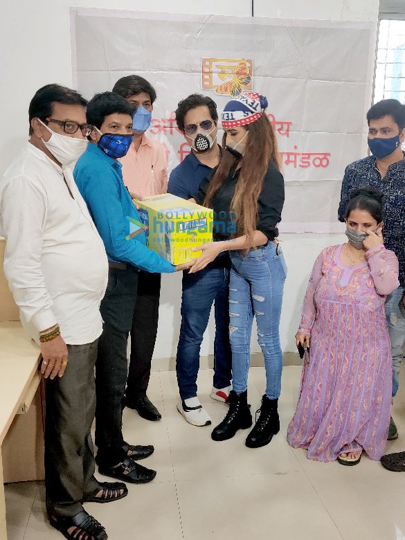 photos poonam pandey snapped distributing rations and essentials 1 3