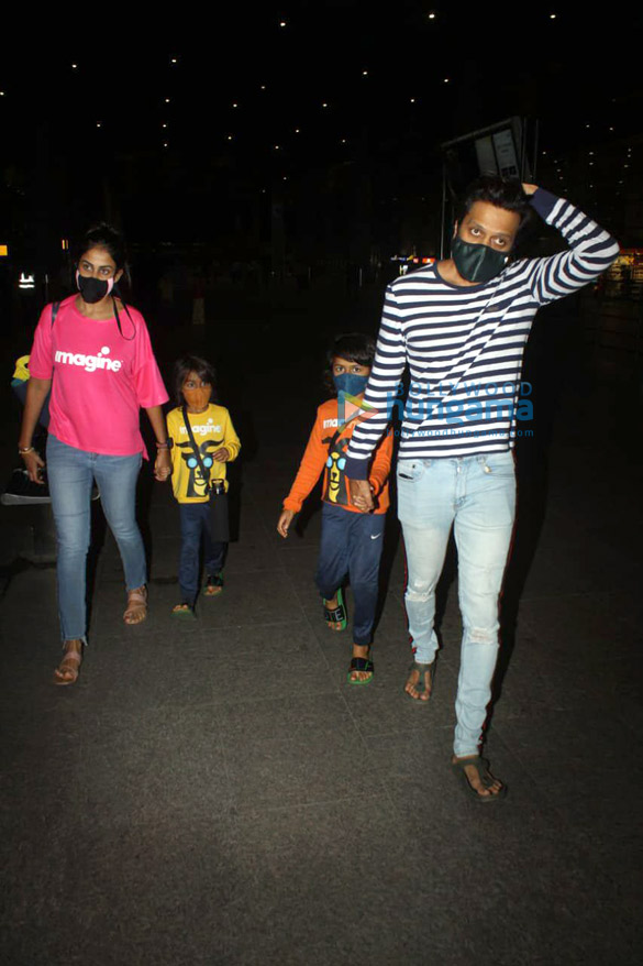 Photos: Riteish Deshmukh, Genelia Dsouza and others snapped at the airport