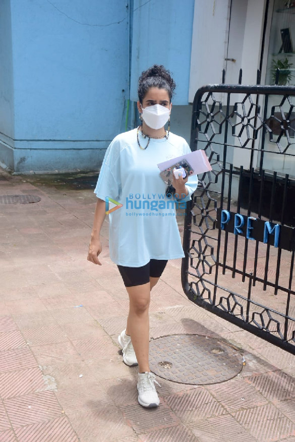 photos sanya malhotra spotted at a clinic in bandra 3
