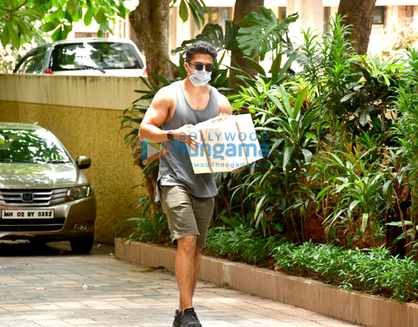 photos saqib saleem spotted in bandra 4
