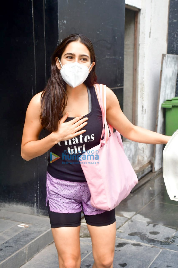 photos sara ali khan spotted at ronnie screwvalas office 5
