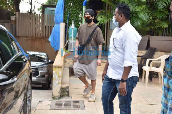 Photos: Shahid Kapoor and Mira Kapoor snapped in Juhu Photos: Shahid Kapoor and Mira Kapoor snapped in Juhu