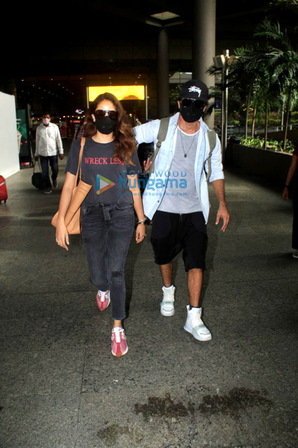 Photos: Shahid Kapoor and Mira Rajput snapped at the airport Photos: Shahid Kapoor and Mira Rajput snapped at the airport