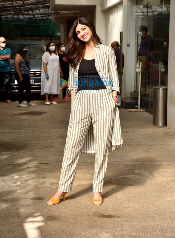 photos shilpa shetty and shamita shetty snapped at a dubbing studio in juhu 5