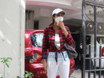 Photos: Shilpa Shetty spotted outside a clinic in Khar