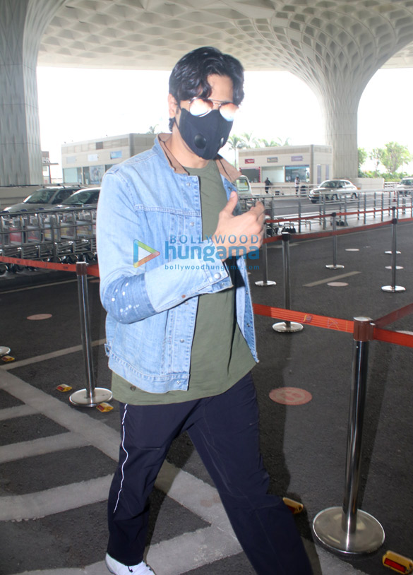 Photos: Sidharth Malhotra snapped at the airport Photos: Sidharth Malhotra snapped at the airport