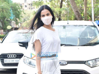 Photos: Sonal Chauhan snapped at a cafe in Juhu