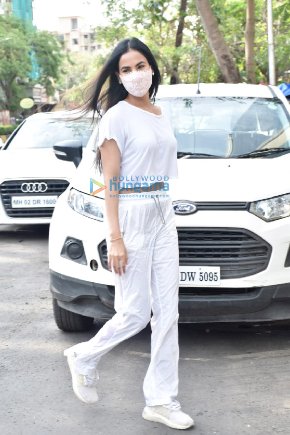 photos sonal chauhan snapped at a cafe in juhu 3