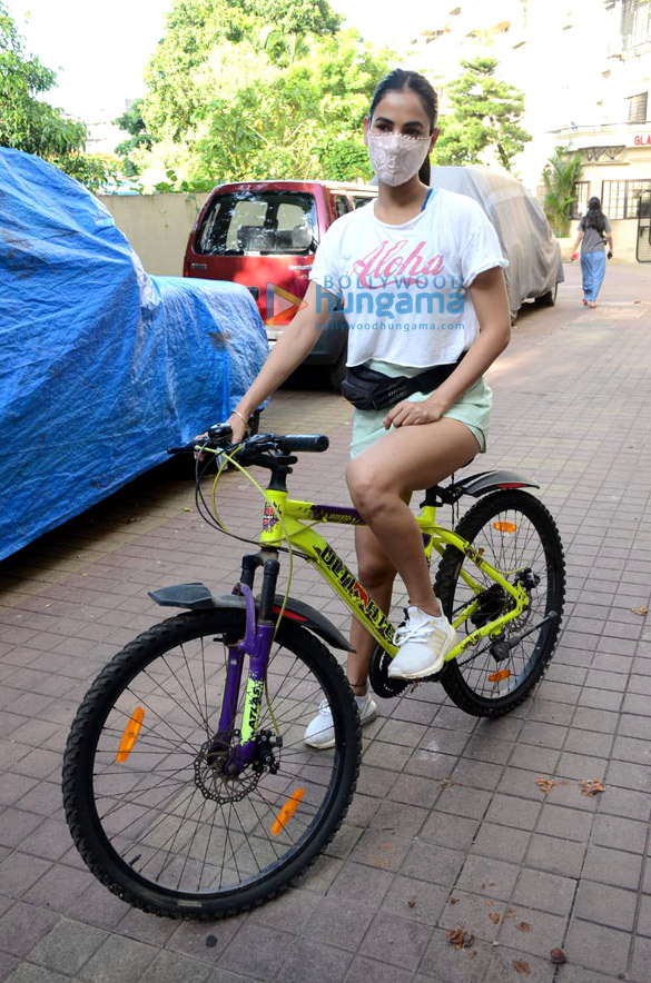 Photos: Sonal Chauhan snapped cycling in Versova Photos: Sonal Chauhan snapped cycling in Versova