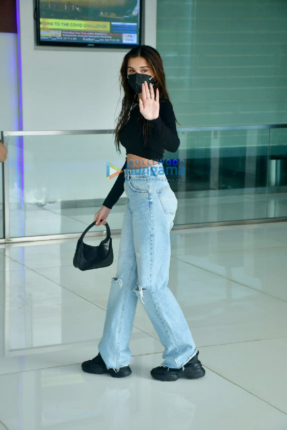 photos tara sutaria spotted in bandra 2 7
