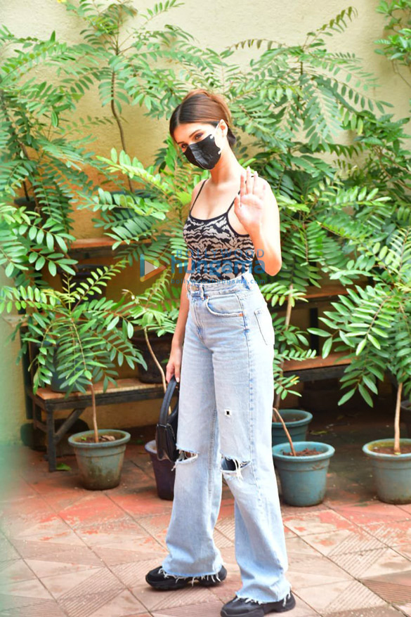 photos tara sutaria spotted in bandra 3 8