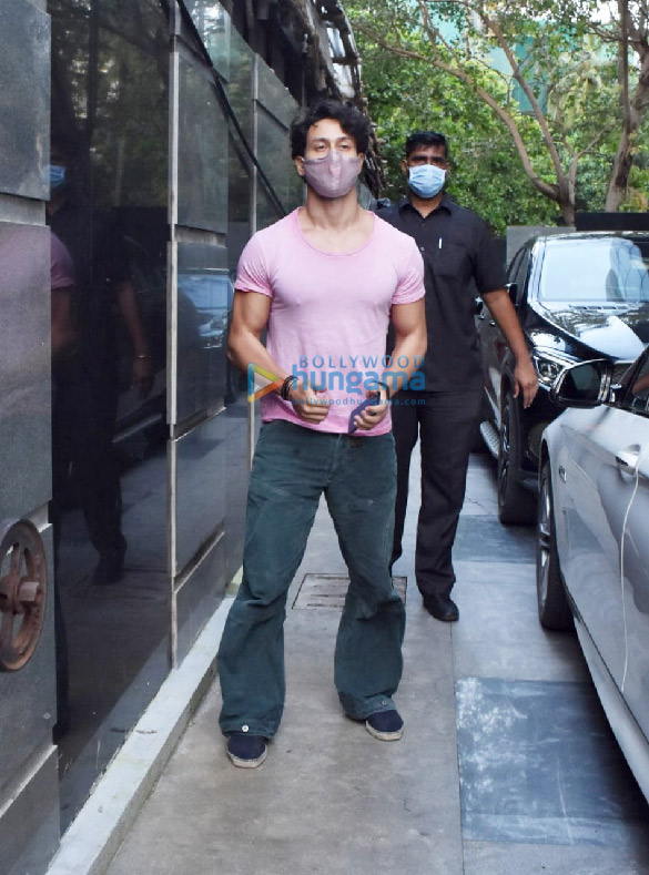 photos tiger shroff snapped at puja films in juhu 1 2