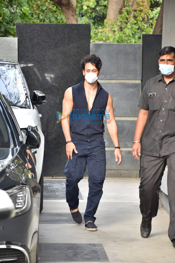 photos tiger shroff snapped at puja films in juhu 3