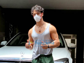 Photos: Tiger Shroff snapped at his residence in Bandra