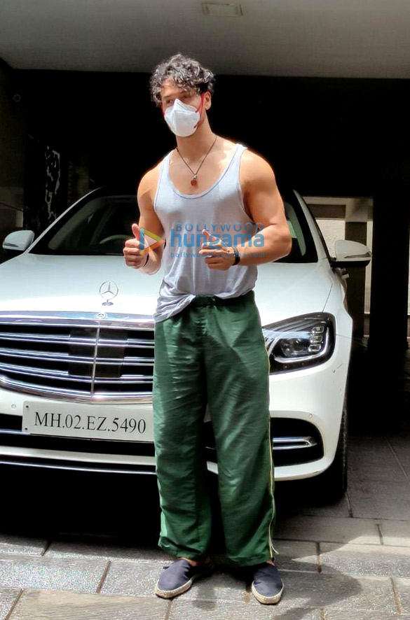 photos tiger shroff snapped at his residence in bandra 2