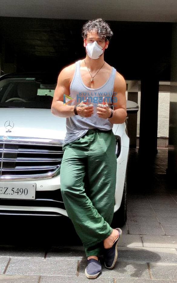 photos tiger shroff snapped at his residence in bandra 3
