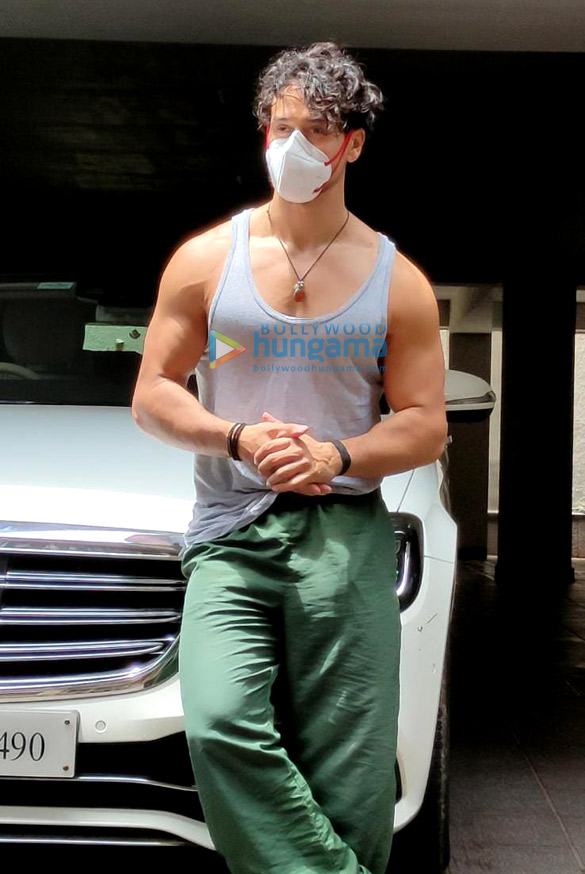 photos tiger shroff snapped at his residence in bandra 4