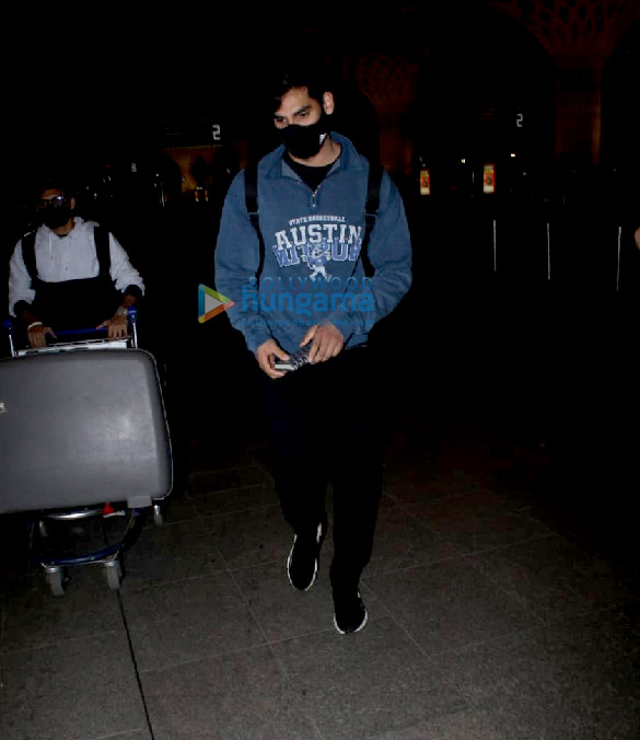 photos urvashi rautela and ahan shetty snapped at the airport 4