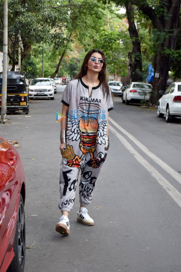 photos urvashi rautela snapped in juhu 3 5