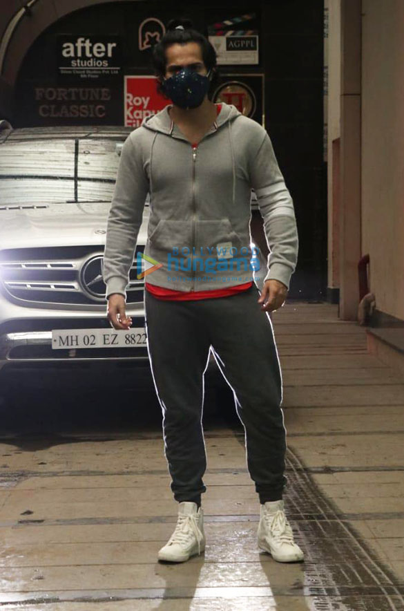 Photos: Varun Dhawan snapped at a gym in Bandra Photos: Varun Dhawan snapped at a gym in Bandra