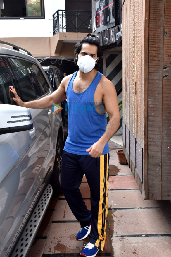 Photos: Varun Dhawan snapped at the gym in Juhu Photos: Varun Dhawan snapped at the gym in Juhu