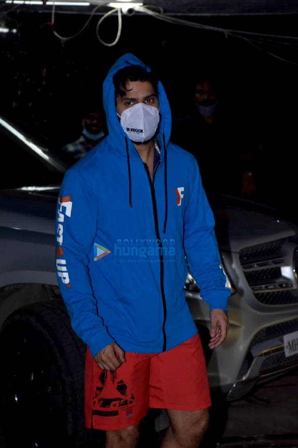 photos varun dhawan snapped at the gym in juhu 2 7
